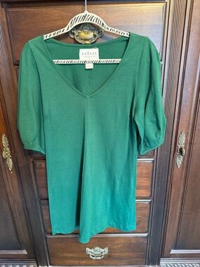 Velvet by Graham & Spencer Emerald Green V-Neck Puff Sleeve Tee